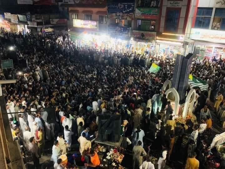 Hunain33097611's tweet photo. Activists of the #AwamiActionCommittee  in #Kotli #AzadKashmir are protesting against the torture, excessive use of force, and arrests of peaceful demonstrators and demanding for their  immediate release.#RightMovementAJk Massive Crowd Right now in Shaheed chowk Kotli Azad Kashmi https://t.co/xJBiTtN2ez