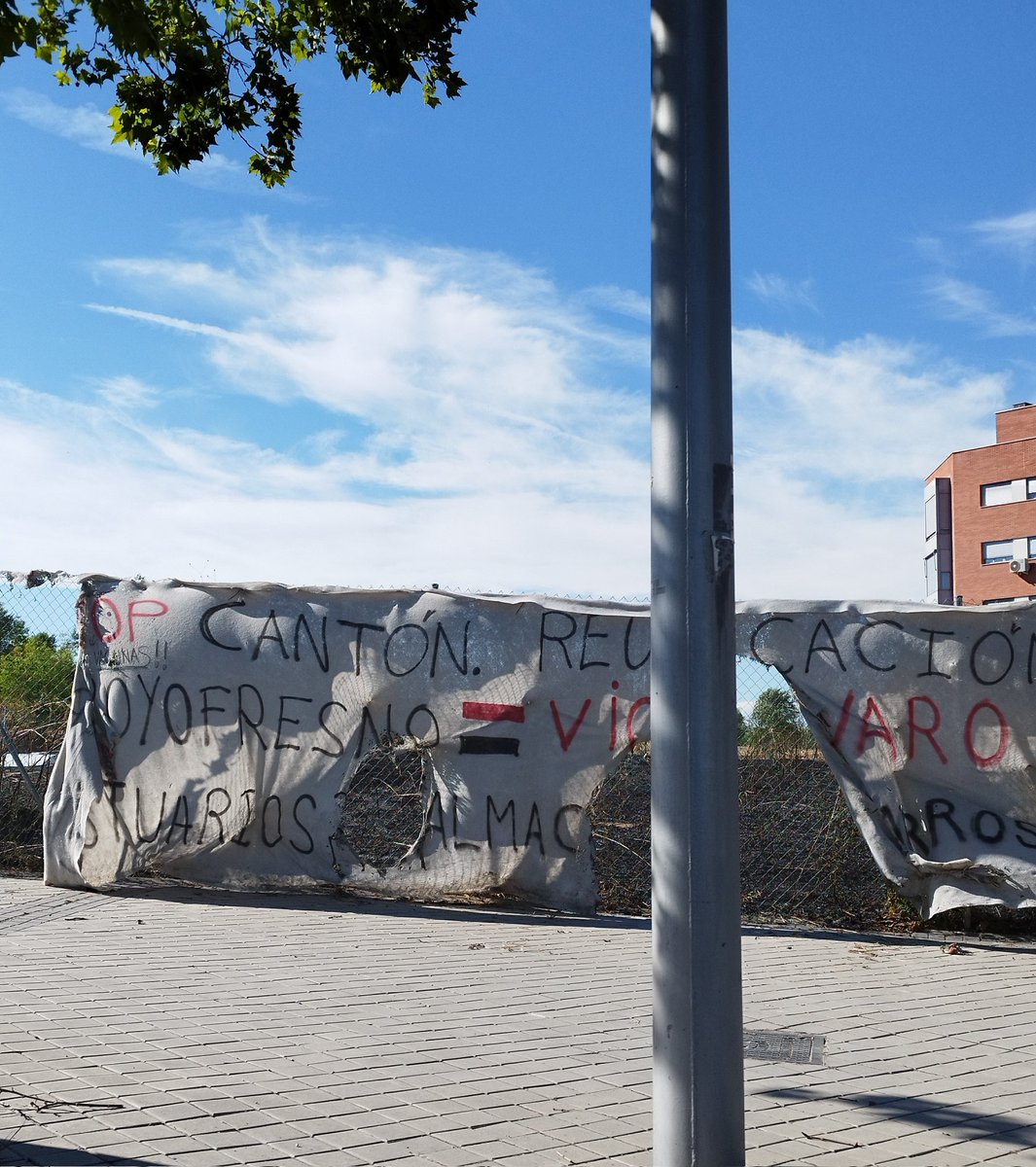 Acaba de producirse un incendio en la parcela de al lado del cantón del Parque Forestal de #Vicálvaro. Este tipo de cosas pasan cuando se incrementa el riesgo innecesariamente! De haber sido hacia el Parque Forestal, ahora habría mucho que lamentar! Ojo vecinos <a href="/NOCANTONMNTCRML/">NOCANTONMONTECARMELO</a>!
