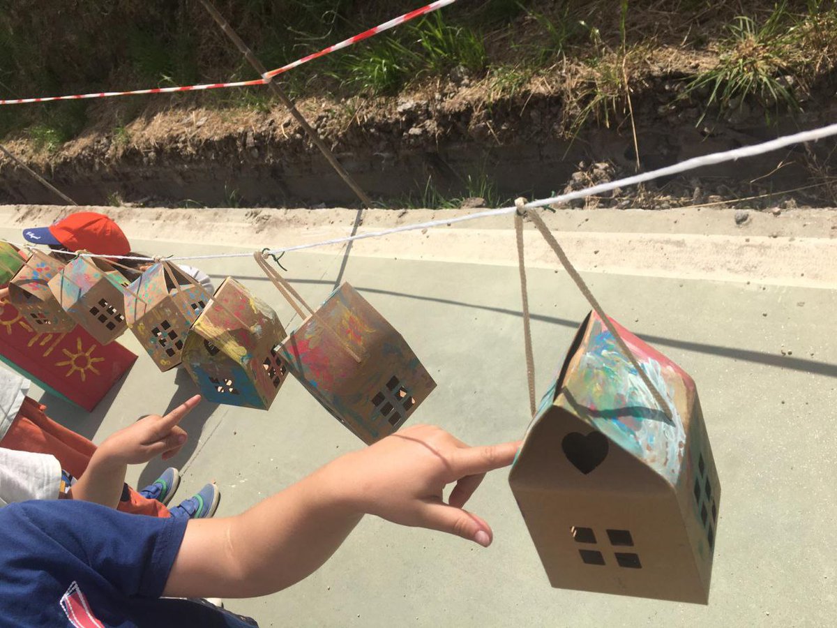 SementeVigo's tweet photo. O 6 de junho percorremos a senda verde para visitarmos a exposição de fogares com cor, da que participamos, e deixamos alí as nossas pegadas para o cámbio, e partilhando tempo e espaço com outras entidades do bairro de Teis.

#EscolasSemente #Galego #Vigo #Teis https://t.co/eEI61gwyl7