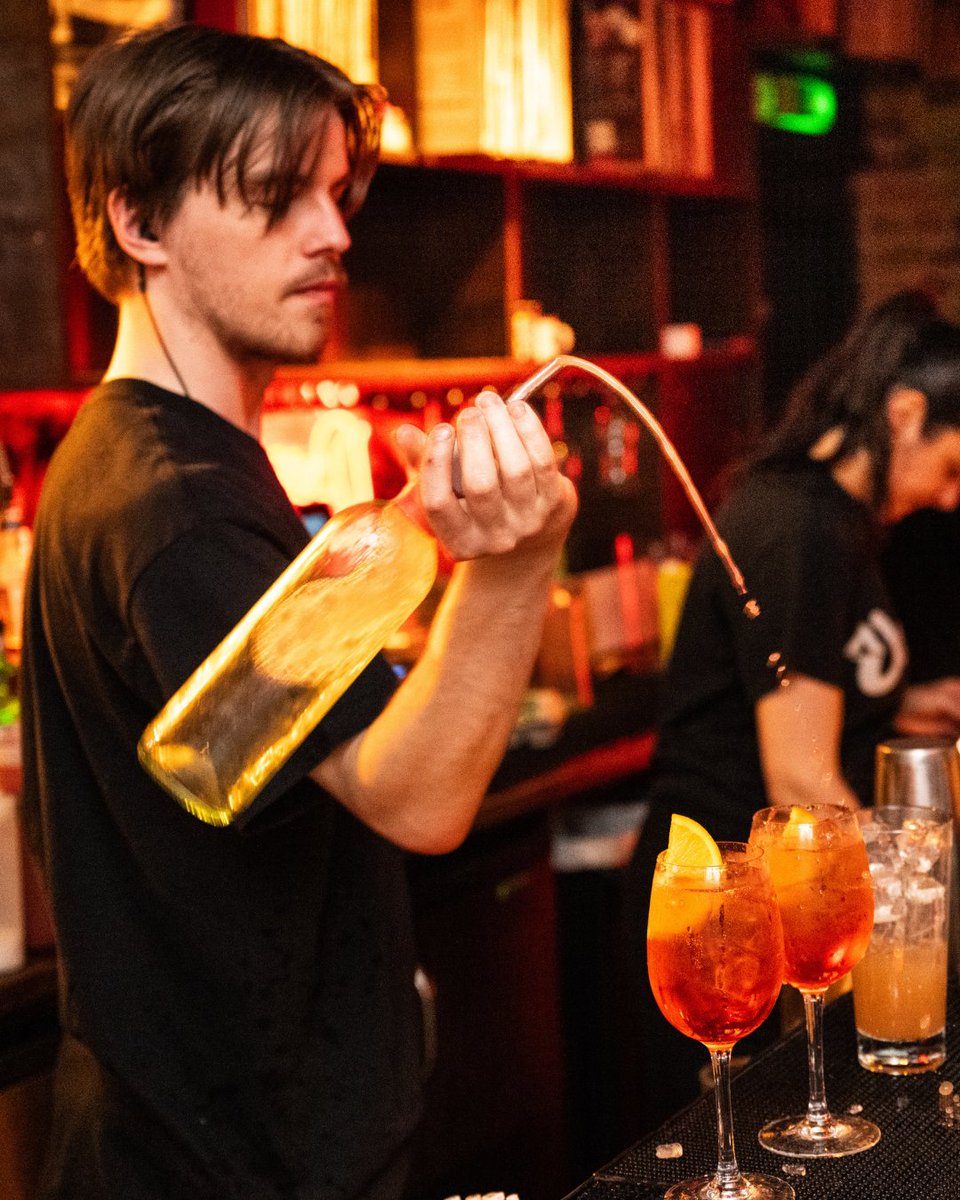 Weekend vibes are hereee 🍸

Who's ready for cocktails &amp; live music? 🎶