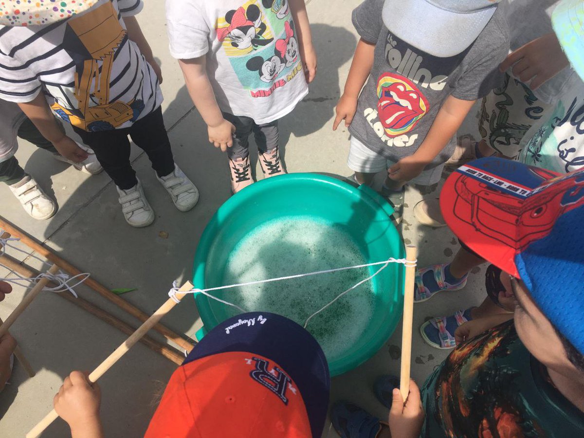 SementeVigo's tweet photo. O 6 de junho percorremos a senda verde para visitarmos a exposição de fogares com cor, da que participamos, e deixamos alí as nossas pegadas para o cámbio, e partilhando tempo e espaço com outras entidades do bairro de Teis.

#EscolasSemente #Galego #Vigo #Teis https://t.co/eEI61gwyl7
