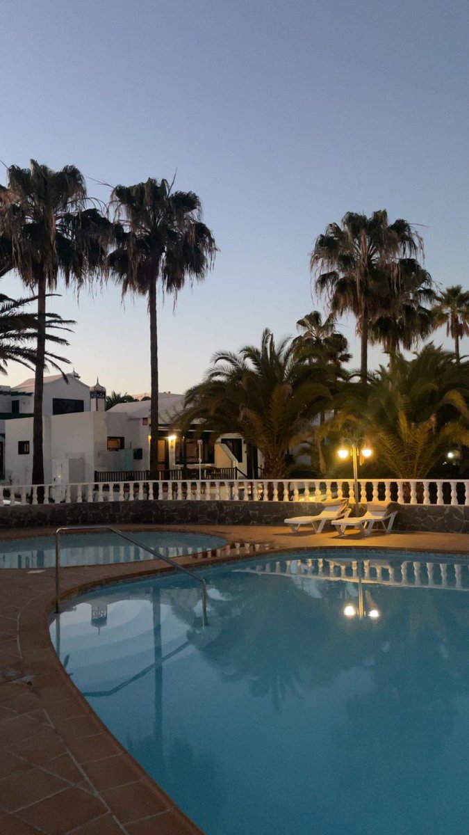 CasaBodegaCoco's tweet photo. De zon gaat onder na weer een heerlijke dag met 25 graden op Lanzarote. 
Genieten doe je bij bungalow Casa Bodega Coco Puerto Del Carmen. 
https://t.co/U9uDrQdMy5

#Lanzarote #lanzaroteisland #puertodelcarmenlanzarote #vakantiebungalow #vakantiehuis https://t.co/QWLgDgSxyn