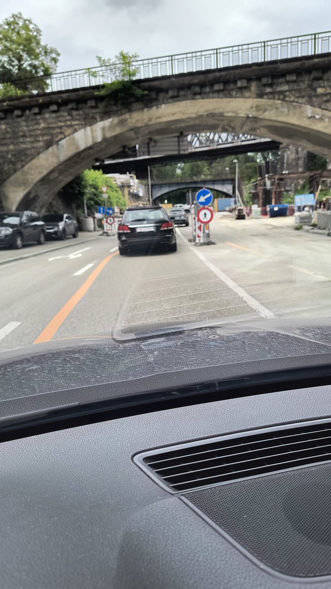 Er staat E200 op, maar zo klinkt hij niet... #V8