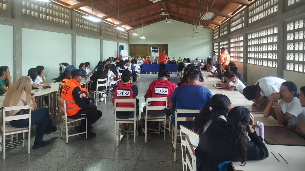 Centro de Desarrollo de la Calidad Educativa Lara (@cdcelara) on Twitter photo #14Jun ¡Continuamos en la ruta Mi Escuela Segura!
Desde el municipio Morán, nuestros niños y niñas recibieron charlas de prevención para la seguridad en sus escuelas.
¡Educación para la sana convivencia!
#VenezuelaYSuGenteBella
<a href="/NicolasMaduro/">Nicolás Maduro</a>
@MPPEDUCACION
<a href="/_LaAvanzadora/">Yelitze Santaella</a> #14Jun ¡Continuamos en la ruta Mi Escuela Segura!
Desde el municipio Morán, nuestros niños y niñas recibieron charlas de prevención para la seguridad en sus escuelas.
¡Educación para la sana convivencia!
#VenezuelaYSuGenteBella
<a href="/NicolasMaduro/">Nicolás Maduro</a>
@MPPEDUCACION
<a href="/_LaAvanzadora/">Yelitze Santaella</a>