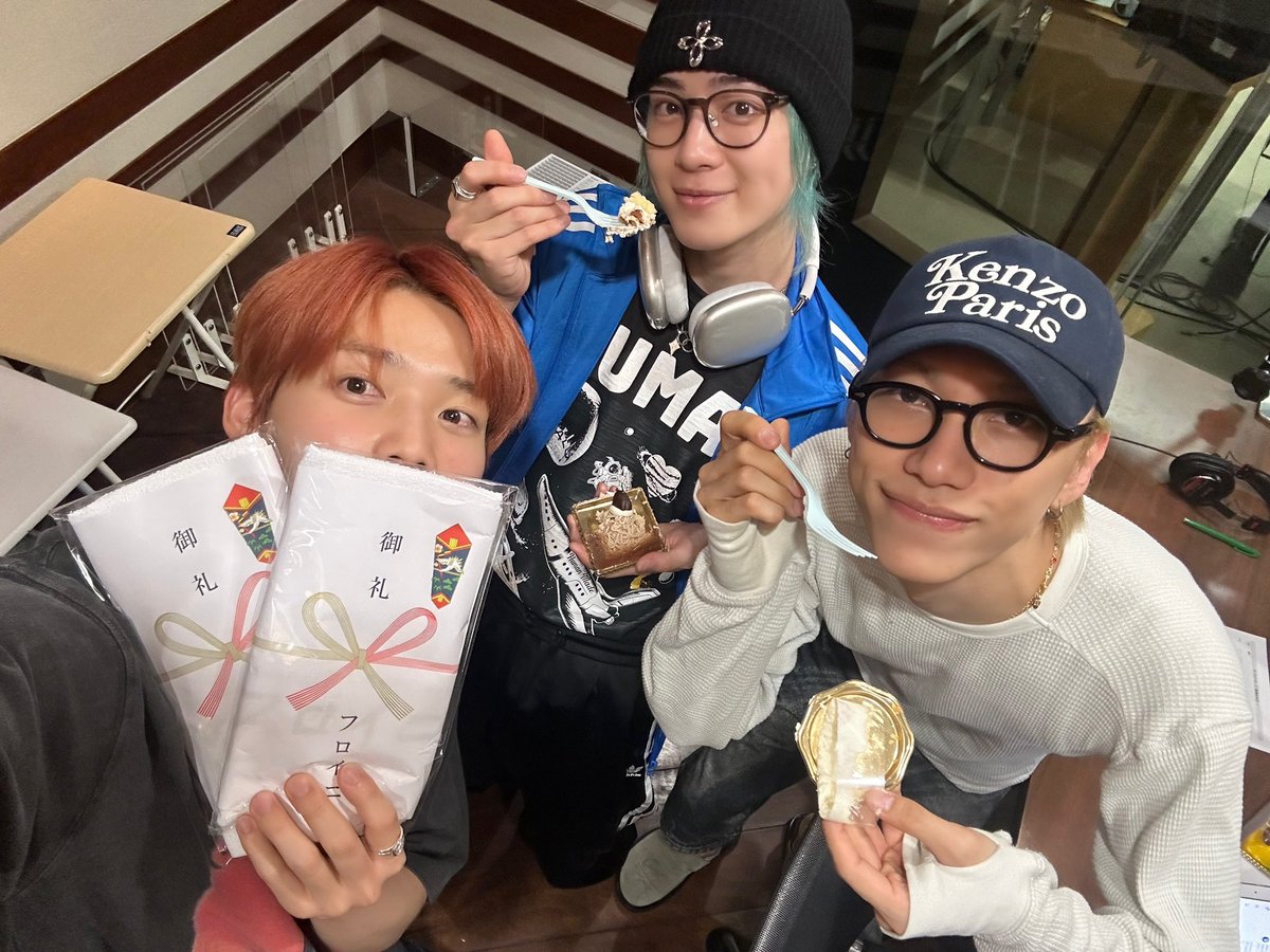 From_INI's tweet photo. スペシャルウィーク生放送📻
みなさん最後までありがとうございました👏✨

本日のAuDeeアーカイブは生放送後のため少し遅れてアップさせて頂きます🙇‍♂️
#フロイニ はまた来週！明日も素敵な1日になりますように。おやすみなさい💤

#INI #MINI https://t.co/TWtv5WcFCA