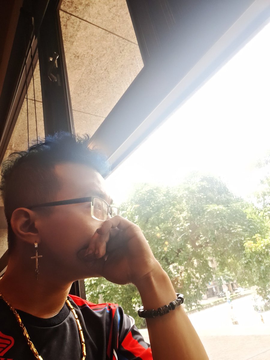 對這世界來說，你也許只是某個人；
但對某個人來說，你卻是他的全世界。
（引世界名句之一）

畢竟愛本身就是件很美好的事
只是在於有沒有在適合的時機遇到適合的人。

愛或許很痛
但是誰沒經歷過傷痛而成長。