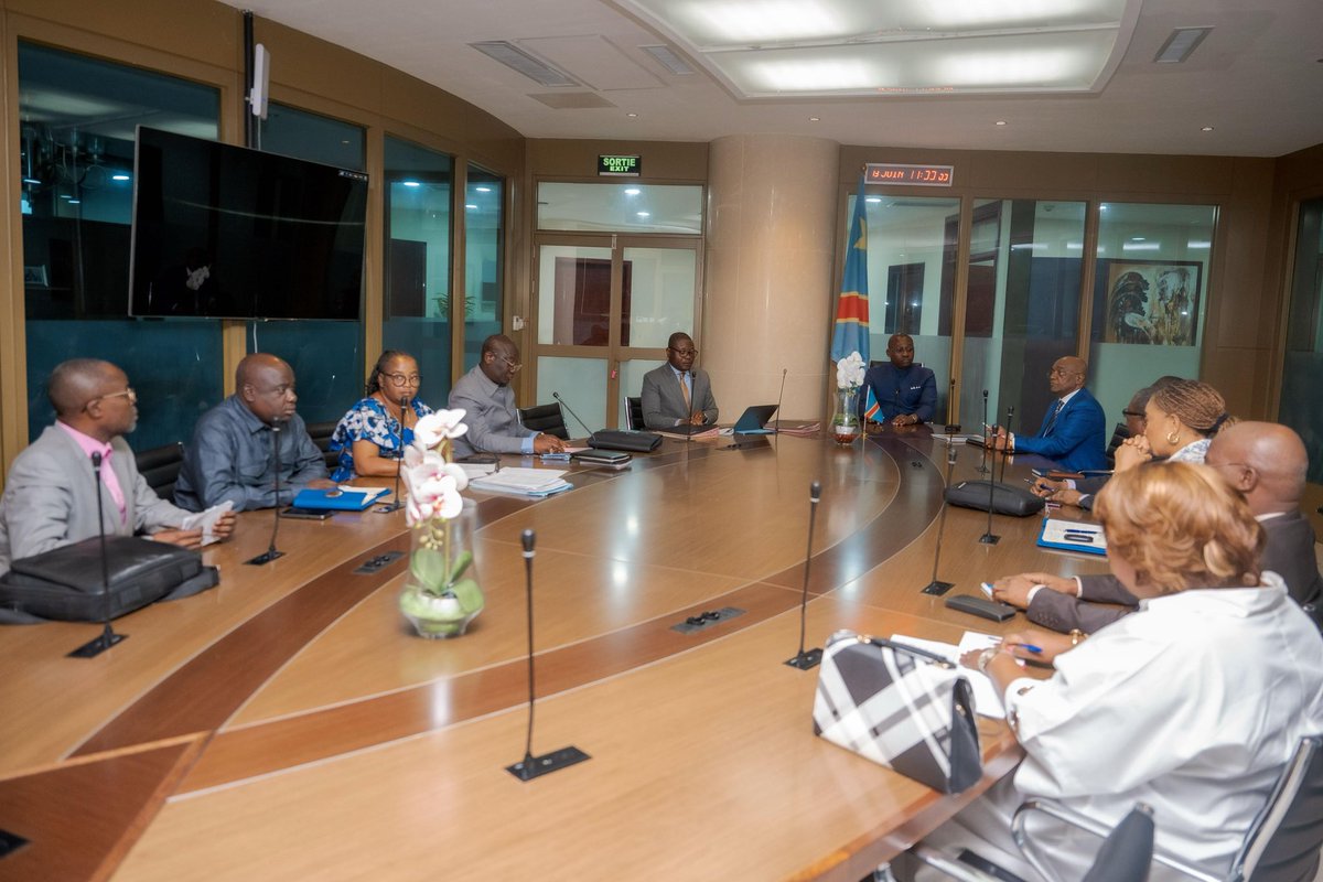 MinAT_RDC's tweet photo. Lancement du Nouveau Mandat du Ministre d'État en Charge de l'Aménagement du Territoire, Me @GuyLoando_.  Priorité aux 100 premiers jours : loi sur l'aménagement, annuaire des ressources naturelles, et initiatives durables. Ensemble, bâtissons un avenir meilleur pour la #RDC ! https://t.co/Rp4fOIQJFM