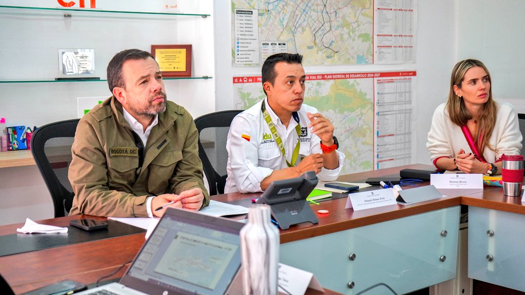 idubogota's tweet photo. ¡En Bogotá #LasObrasAvanzan!🏗 Hoy el alcalde @CarlosFGalan recibió un balance del director del @IDUBogota, @OrlandoMolanoP, sobre los grandes avances en las intervenciones de malla vial y principales proyectos de #InfraestructuraConPropósito en la ciudad. ¡Así fue el encuentro! https://t.co/PT1Gb222H4