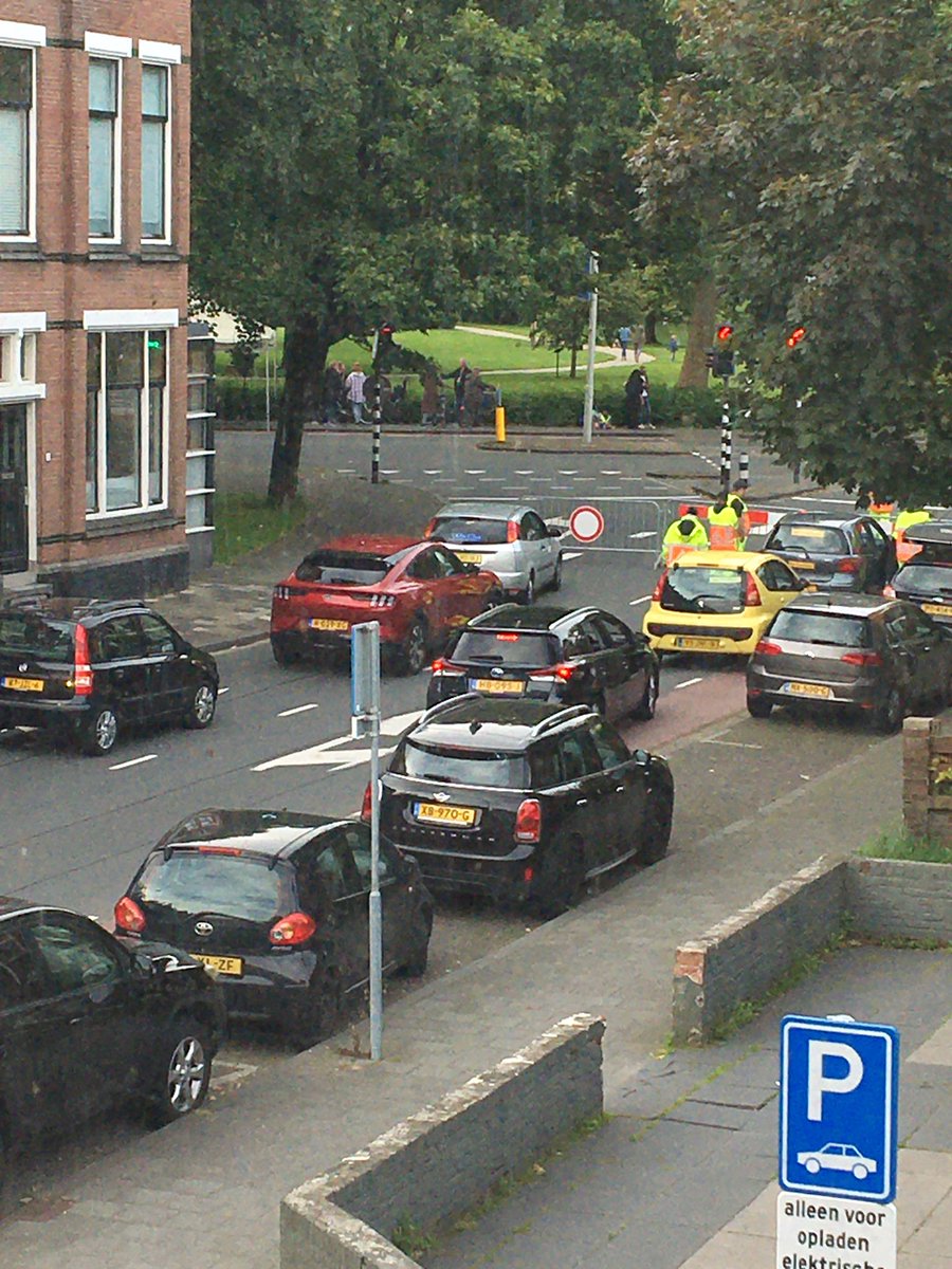 robertkraak's tweet photo. Leermomenten voor de dordtse verkeersregelaars tijdens de #avondvierdaagse in #Dordrecht Dit kon beter! @GemDordrecht https://t.co/DUum3wI1ft