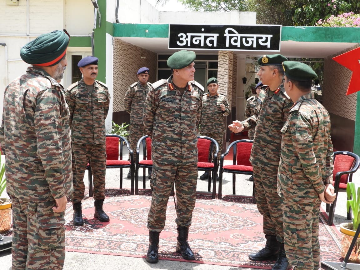 SWComd_IA's tweet image. #LtGenDhirajSeth, #ArmyCdrSWC visited Bathinda Military Station on 14 Jun 2024. During the visit, Army Commander was briefed on Logistic Innovations, Modern Security and Access Control Systems, Innovative Cyber Monitoring methodologies and automation of Supply Chain Management.…