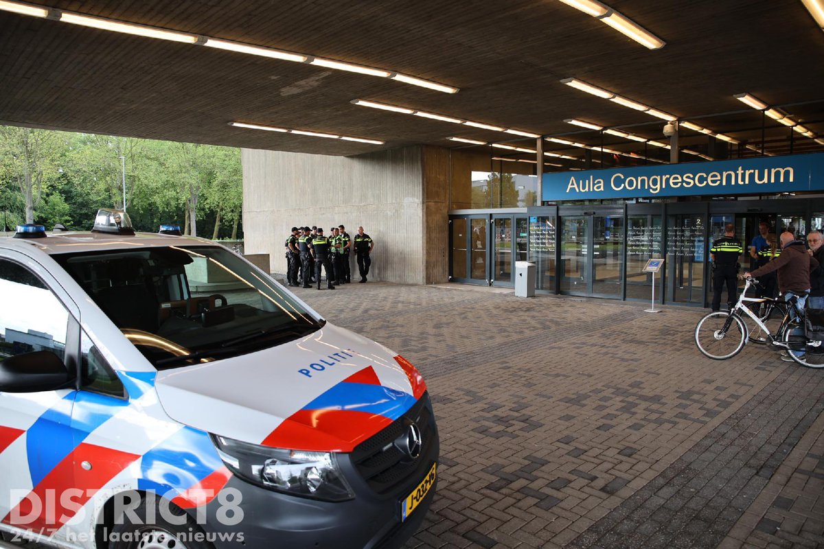 RedactieD8's tweet image. Een groep pro-Palestina heeft vanavond enige tijd de aula van de #TUDelft bezet. De politie kwam met veel eenheden ter plaatse om de TU te assisteren met het verwijderen van de groep. Uiteindelijk is de groep zelf vertrokken, één persoon is aangehouden. #Mekelweg #Delft