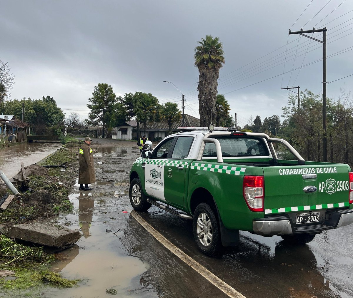 Carab_Maule's tweet photo. Carabineros de #SanClemente se constituyó en el sector #TresPuentes a raíz del desborde del canal #Huilla, el que provocó el anegamiento de 4 domicilios con 11 personas afectadas, al igual que un socavón de la calzada de calle #TresPuentes. https://t.co/GzmdoQwyJw