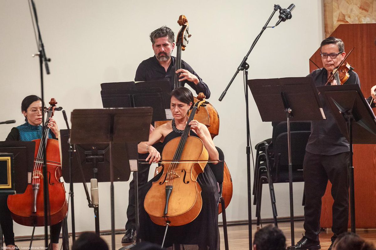 OCBA_MX's tweet photo. 🎼Bach, Vivaldi y Pachelbel vibraron en las cuerdas🎻 de Vladimir Tokarev y Oleg Gouk, solistas de nuestro #Programa16🎶
💫Les esperamos el próximo domingo a la repetición de este concierto💫
📍 @ConservatorioMX | 12 h
✔️Entrada libre
📸©️INBAL-GPBA / Lorena Alcaraz Minor https://t.co/DHsmS11COc