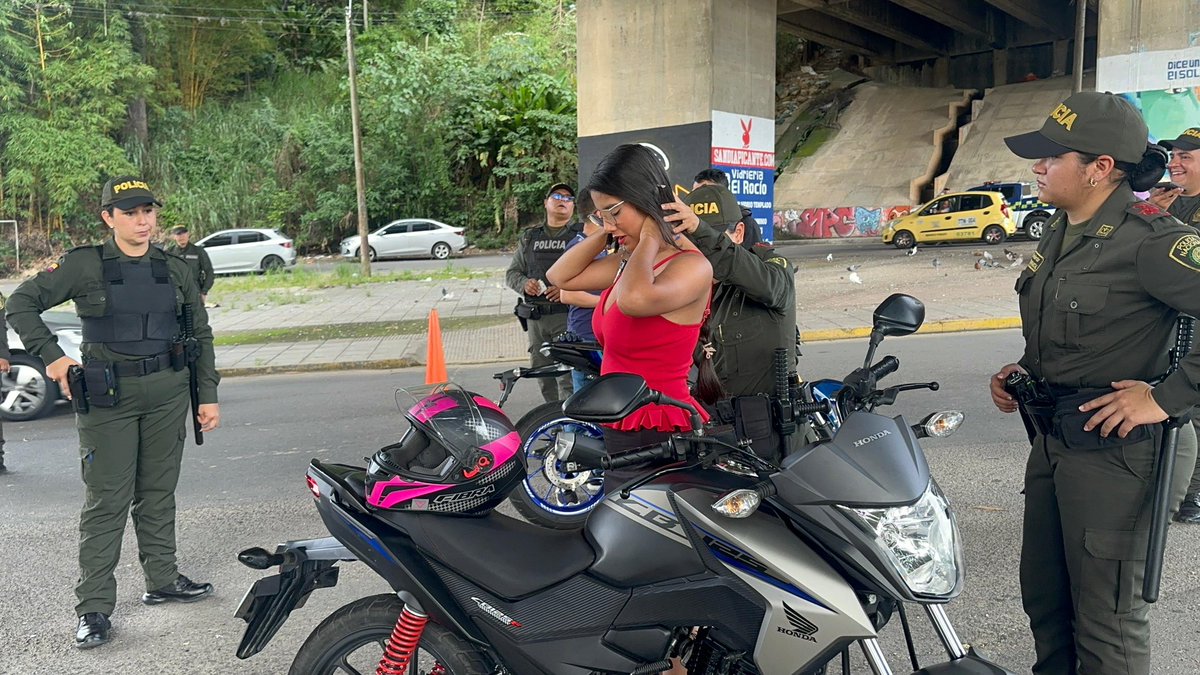 PoliciaBmanga's tweet photo. En un trabajo de anticipación y control continuamos con nuestro #PlanDesarme en diferentes puntos del Área Metropolitana de #Bucaramanga.

#SeguridadEnElTerritorio https://t.co/GXj2AGtOk7