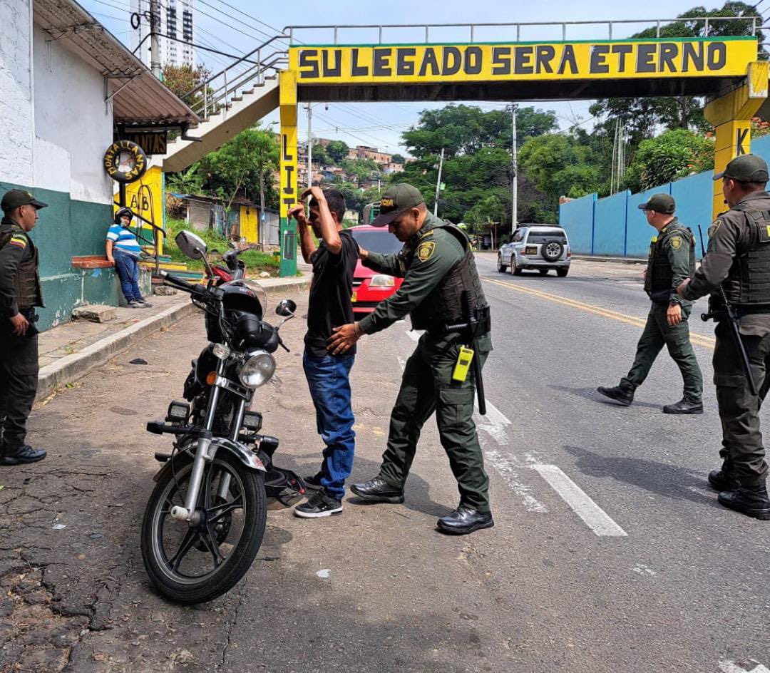 PoliciaBmanga's tweet photo. En un trabajo de anticipación y control continuamos con nuestro #PlanDesarme en diferentes puntos del Área Metropolitana de #Bucaramanga.

#SeguridadEnElTerritorio https://t.co/GXj2AGtOk7