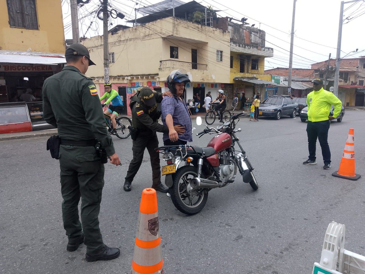 PoliciaBmanga's tweet photo. En un trabajo de anticipación y control continuamos con nuestro #PlanDesarme en diferentes puntos del Área Metropolitana de #Bucaramanga.

#SeguridadEnElTerritorio https://t.co/GXj2AGtOk7