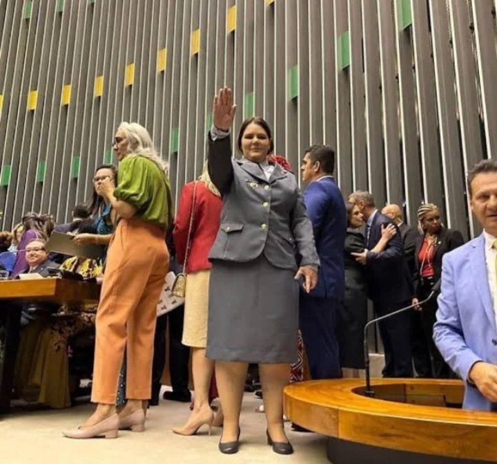 essaaporra's tweet image. Coronel Fernanda, a mesma fazendo Heil Hitler (Saudação nazista) numa instituição democrática, e também é a mesma que defende o PL1904.
#NaoaPLdosESTUPRADORES