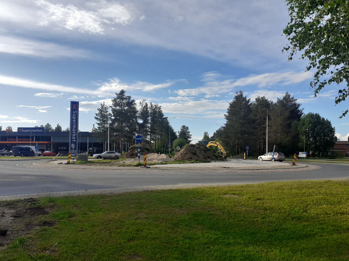 AarneLeinonen's tweet photo. Suomen Nato-jäsenyys näkyy konkreettisesti Sodankylässä kun liikenneympyröille tehdään oikoreitit suuremmille kuljetuksille. Ei panssarivaunulasti kippaa valtatien kurvissa kaupungin läpi. (Tää oli uutisissa joskus) #Natoon https://t.co/TvOfb6FE5a