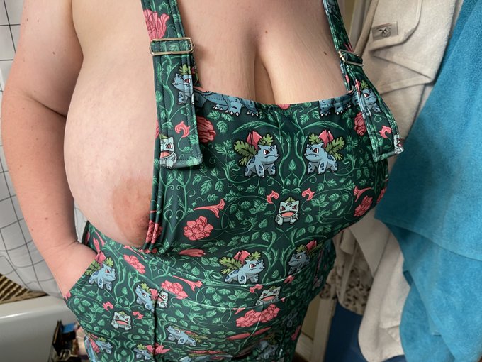 His friends are coming over, should I change? https://t.co/goSojOgjoi<a href="/tag/fridayfeeling"class="tags"><span>#fridayfeeling</span></a>