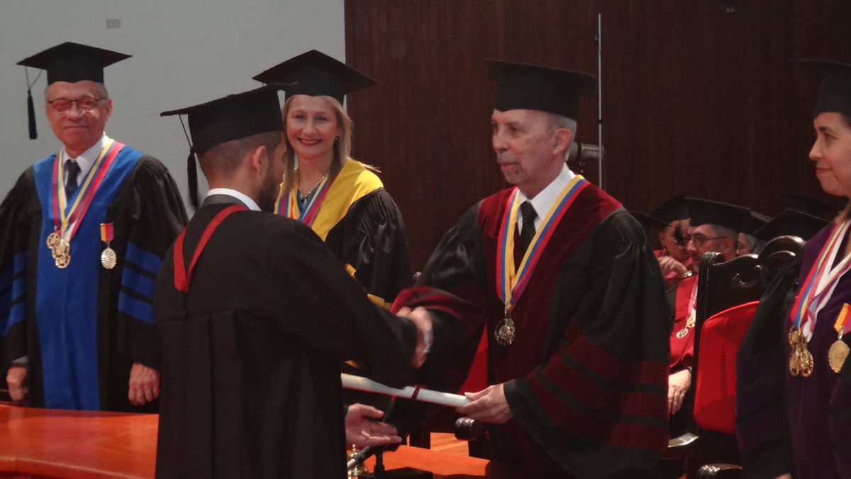 Estuvieron presentes Víctor Rago (<a href="/VictorRagoA/">Víctor Rago Albujas</a>), rector; María Fátima Garcés (<a href="/GarcesFatima/">Maria Fatima Garces</a>), vicerrectora académica; José Balbino León (<a href="/jbleons/">José Balbino León</a>), vicerrector administrativo; Corina Aristimuño (<a href="/Corinarist/">Corina</a>), secretaria general; y el decano Luis Angarita (<a href="/LuisAngaritaEEI/">Dr. Luis Angarita</a>).