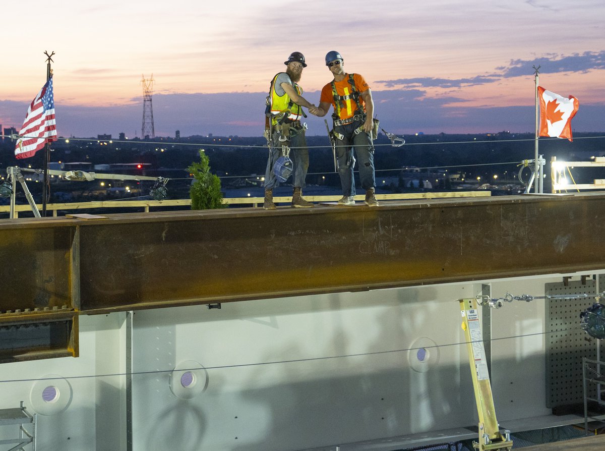 🤝 Canadian and US Ironworkers shake hands across the border as the #GordieHoweBridge deck officially becomes an international crossing, connecting our two great countries. Great job! #DeckConnect 🇨🇦 🇺🇸