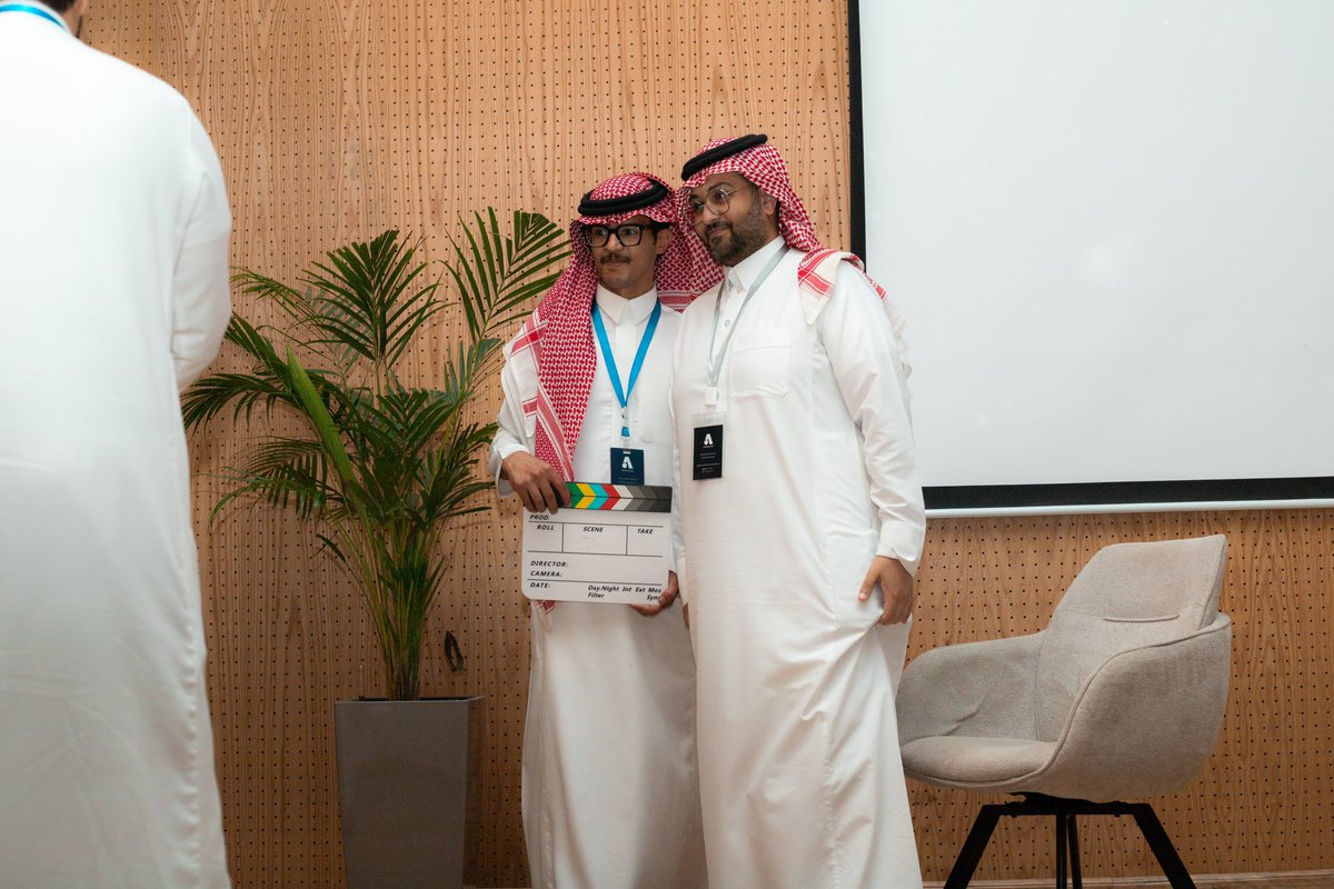 artemat_1's tweet photo. وتم استعراض التجارب المحلية والعالمية والفرص والتحديات في رحلة صناعة الأفلام.

#صور من التجارب في #صناعة_الأفلام 
في #بيت_الثقافة مكتبة أحد رفيدة العامة
#جوائز_آرتم_لصناعة_الأفلام https://t.co/4ohpOy73ml