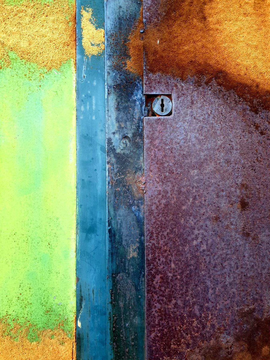 La Porte d'une citerne d'eau travaillée par la rouille au milieu de la garrigue provençale 
#streetart #rust #pintry #abstractart