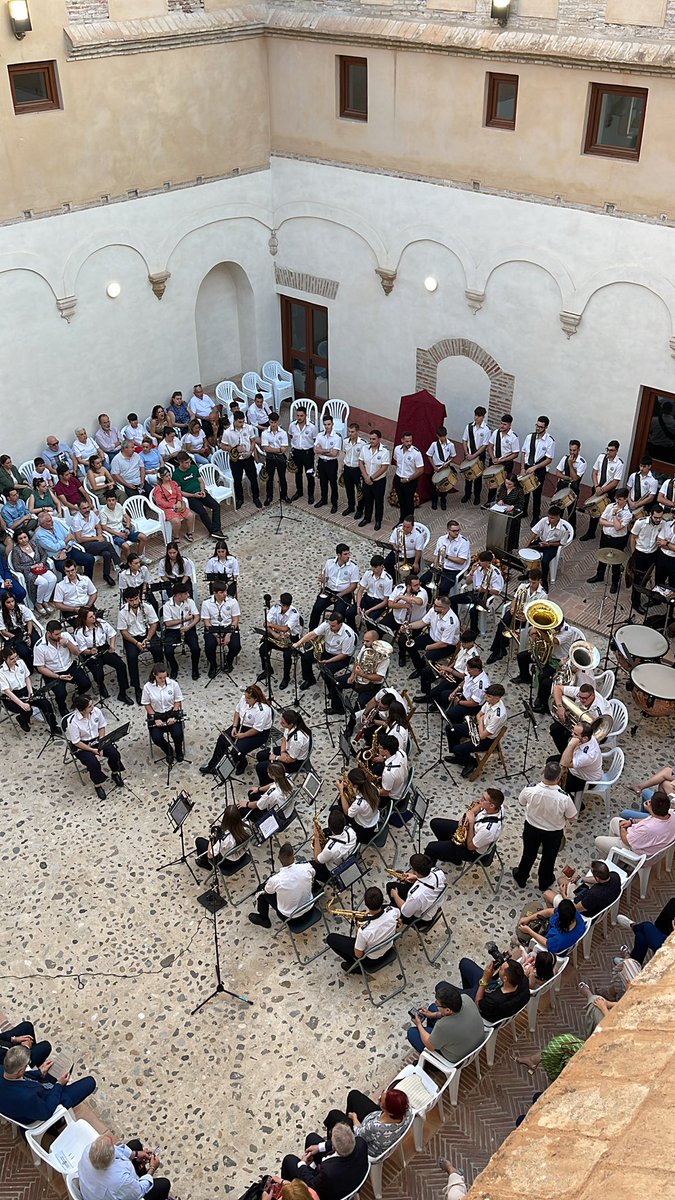 CarmenPerchel's tweet image. Todo listo para que de comienzo el #Pregón de Dña. Rocío Moltó y la Presentación del #Cartel para este #Julio de 2024, obra de D. José Carlos Chica, con acompañamiento de la @Lapazmalaga 

#𝐏𝐫𝐞𝐠ó𝐧𝐂𝐚𝐫𝐦𝐞𝐧𝟐𝟒