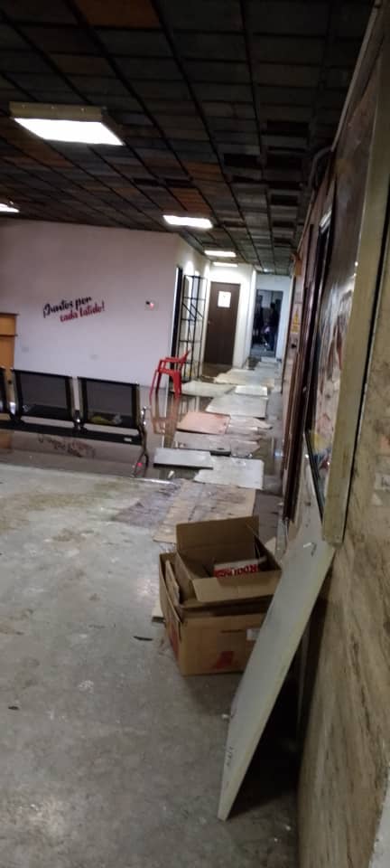 HacemosComunid's tweet photo. A causa del colapso  de tuberías de aguas servidas en el piso 2 del #MinisterioDeSalud, torre principal de Plaza Caracas, excrementos y orina inundaron las oficinas y  causando daños a la salud  al personal  encomendado a limpiar ese desastre sin el equipamiento necesario. https://t.co/u59VBf0tJd