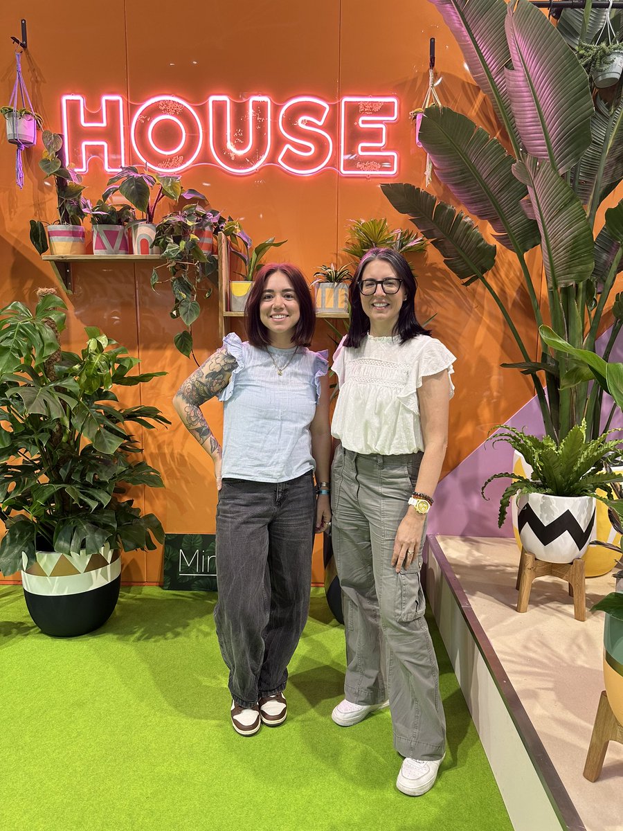 EllenMaryGarden's tweet photo. Day 2 hosting the houseplant stage @BBCGWLive and it was such a lovely day filled with houseplant experts talking about mental health, indoor edibles, Orchids and lots of Q&A’s.
#lovemyjob #bbcgwl #bbcgardenersworldlive #gardening #horticulture https://t.co/NacANRhpdx