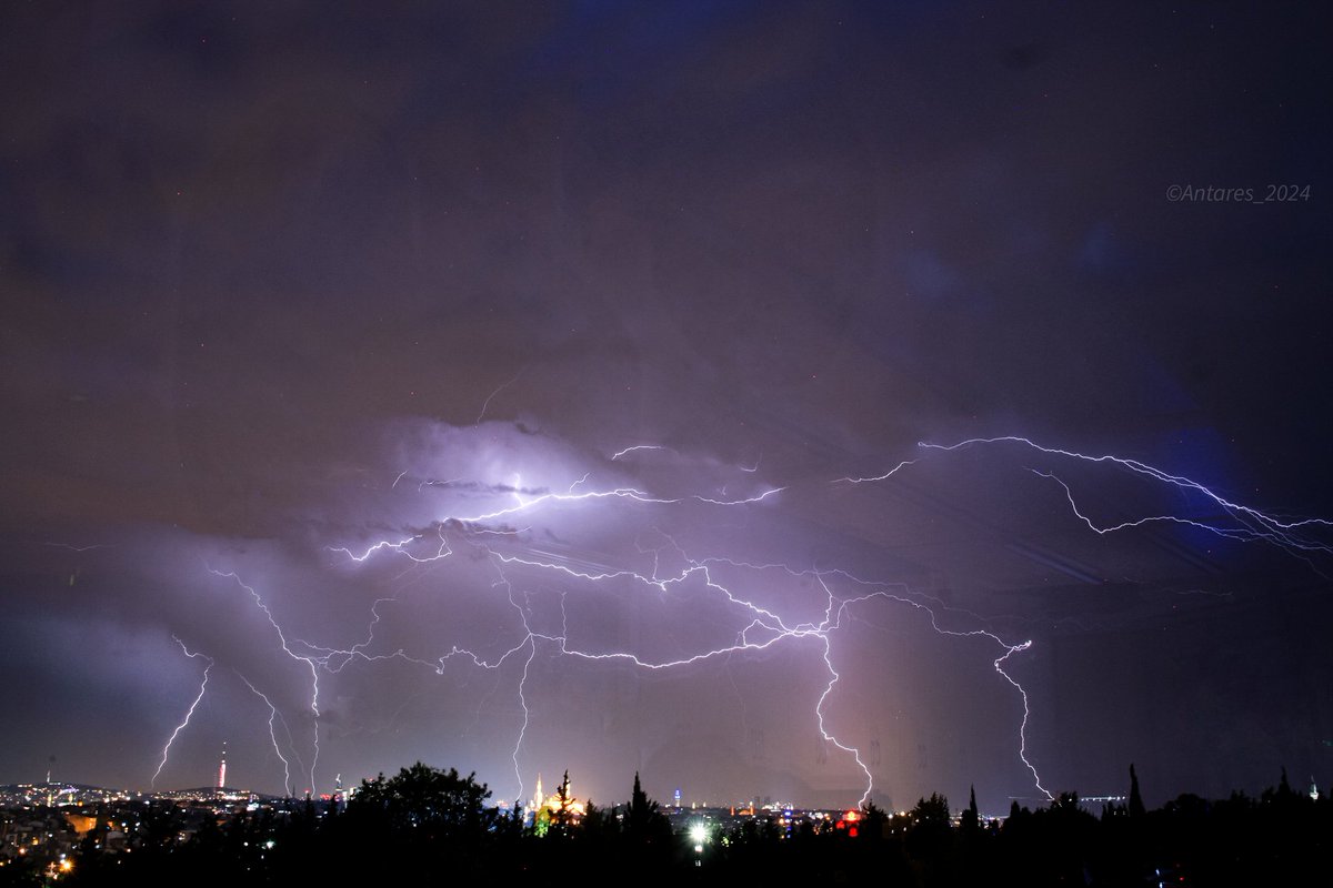 Önümüzdeki birkaç sene yetecek yıldırım yakaladım =) uğraştım didindim, bir anlığına pes edecek gibi oldum ama radardan da an be an takip edip... Yakaladım. #StormHour İşte karşınızda yıldırımlarla vurulan Istanbul :