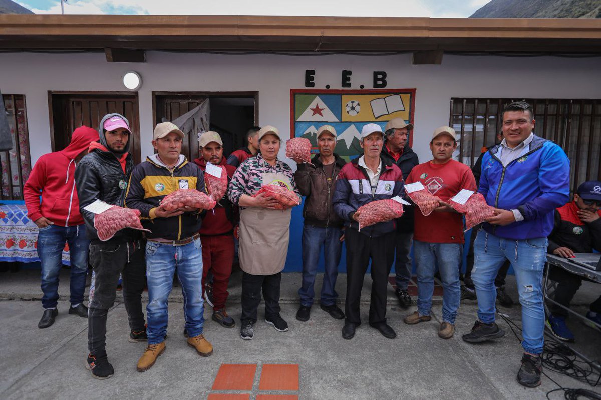 fonacit_ve's tweet photo. #14Jun || 🌱🥔 El centro de investigación #Cebisa, registra un incremento de 5.900 % de producción de semillas criollas de papa y de otros rubros, generando beneficios en materia de sustitución de importaciones.
+Info: https://t.co/mgU7N2MFte
#VenezuelaYSuGenteBella https://t.co/ZTZ8zr1adD