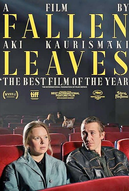 درام فنلاندی #FallendeBlatter داستان زن فقیر تنهاست،که در یک بار با مرد کارگر الکلی آشنا و تلاش می کند ارتباطش را با مرد بیشتر کند.پایان فیلم مرد الکل را ترک و با زن داستان زندگی جدیدی را آغاز می کند.نکته:فیلم فاقد ارزش سینمایی،داستان آن بسیار ساده،بدون گره و بازی ها  تئاتری است.