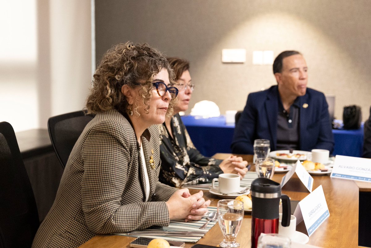 MINECOGT's tweet image. Durante la reunión #SteeringCommittee dirigido por la Ministra de Economía @GGarciaMineco, el Ministro @MEMguatemala, #VíctorVentura presentó los planes en materia energética para Guatemala. 1/2