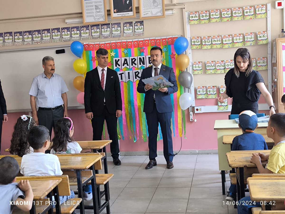 rafetakgn1's tweet photo. Kaymakamımız Sayın Batuhan Bingöl'ün teşrifleri ile Abdurrahman Gazi İlkokulunda karne dağıtımı gerçekleştirdik. Öğrencilerimizin heyecanına ortak olduk. @Yusuf__Tekin @tcmeb https://t.co/FV25kYB9UG