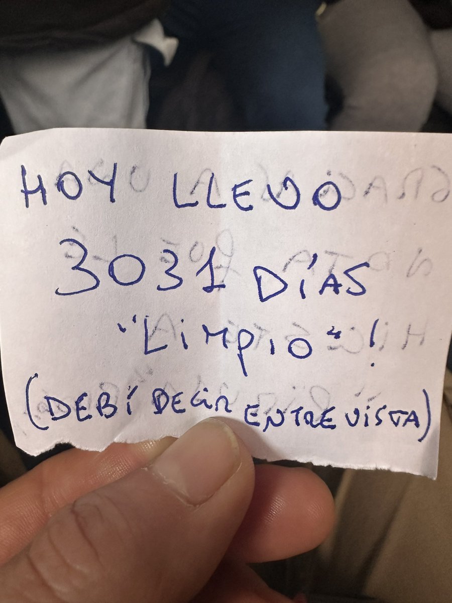 Hoy en el ómnibus alguien depositó esta esquela en mis manos, y se bajó tan rápido que no pude verle la cara. Por acá le digo: gracias por llenar de sentido mi laburo.