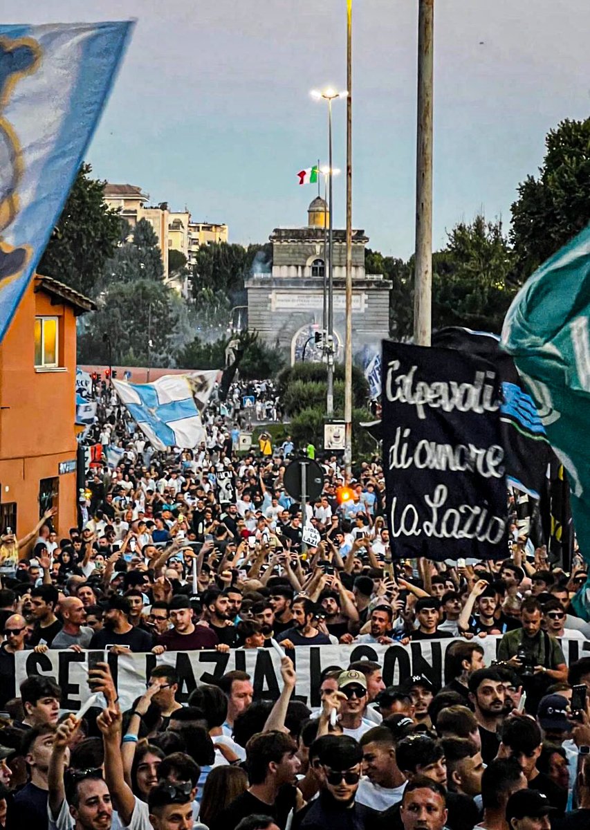 Le strade gremite di sciarpe, magliette e bandiere biancocelesti è la risposta più eloquente a chi sottovalutava la forza del nostro amore per la Lazio.