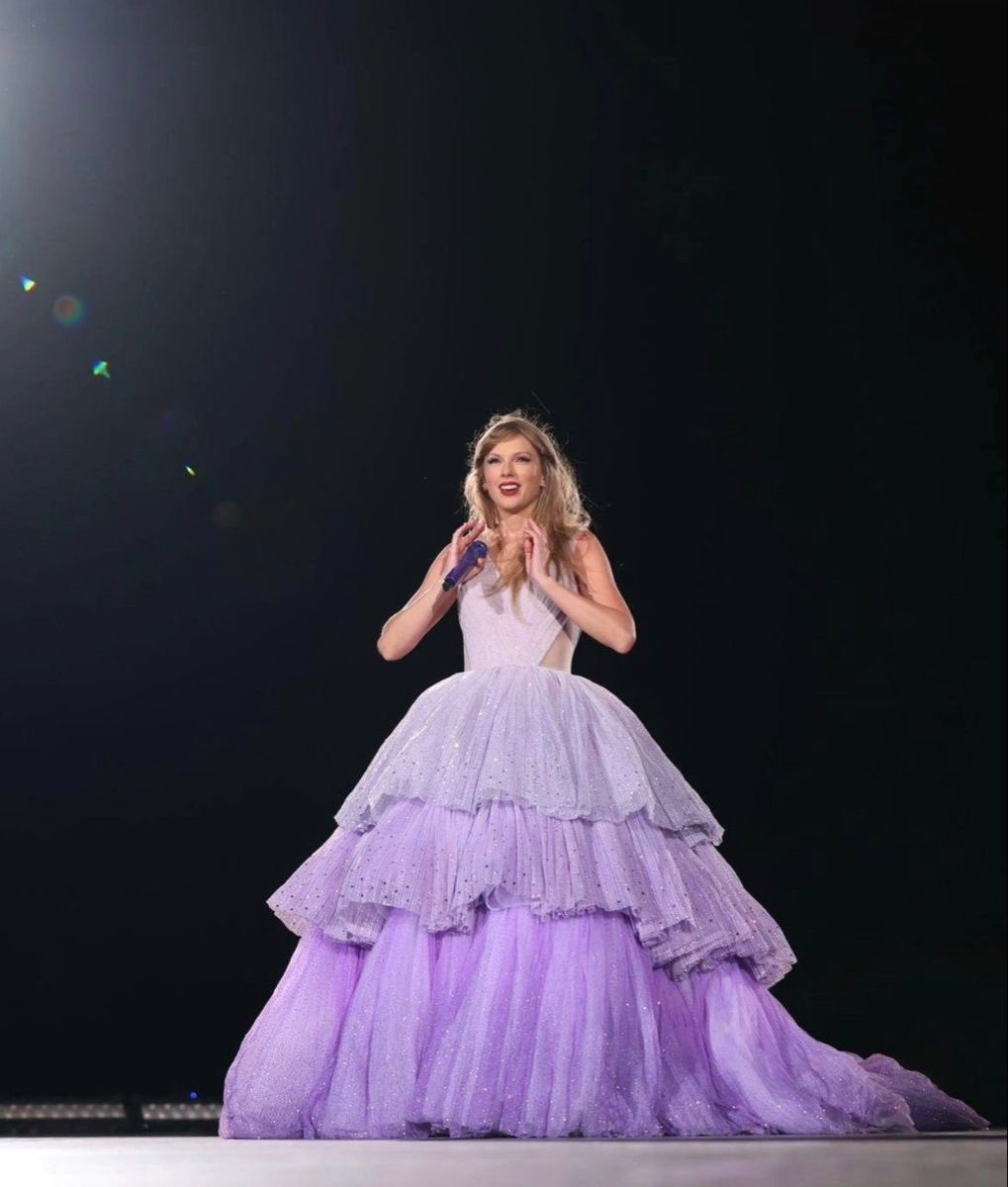 taylorswiftbr's tweet photo. Taylor está usando o figurino roxo do “Speak Now” hoje. 💜

#LiverpoolTStheErasTour https://t.co/hUnYNrAr2t
