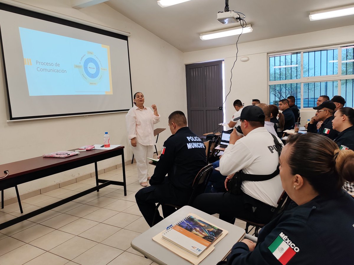 MujerHMO's tweet photo. Es prioridad para el @HermosilloGob que las y los elementos policiacos tengan herramientas para atender a mujeres en situación vulnerable. Continuamos trabajando en la profesionalización en perspectiva de género.
#HermosilloCreceContigo
#HermosilloCreceConLasMujeres https://t.co/wPCZljZXlL