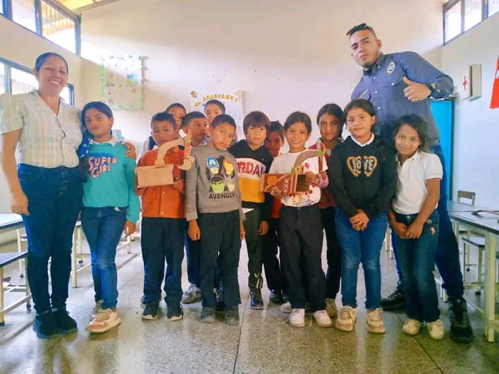 BrigadasCHCH's tweet photo. ¡Robótica educativa!
Charla sobre la robótica a los niños y niñas de la U.E. Maura Rosario de Azocar  culminó con la elaboración  de un robot con material reciclado. Por el Facilitador Vicente Castillo del Guacharo. Municipio Caripe.
@Gabrielasjr 
@LaRosaInfoVE https://t.co/9yHg3f5PvR