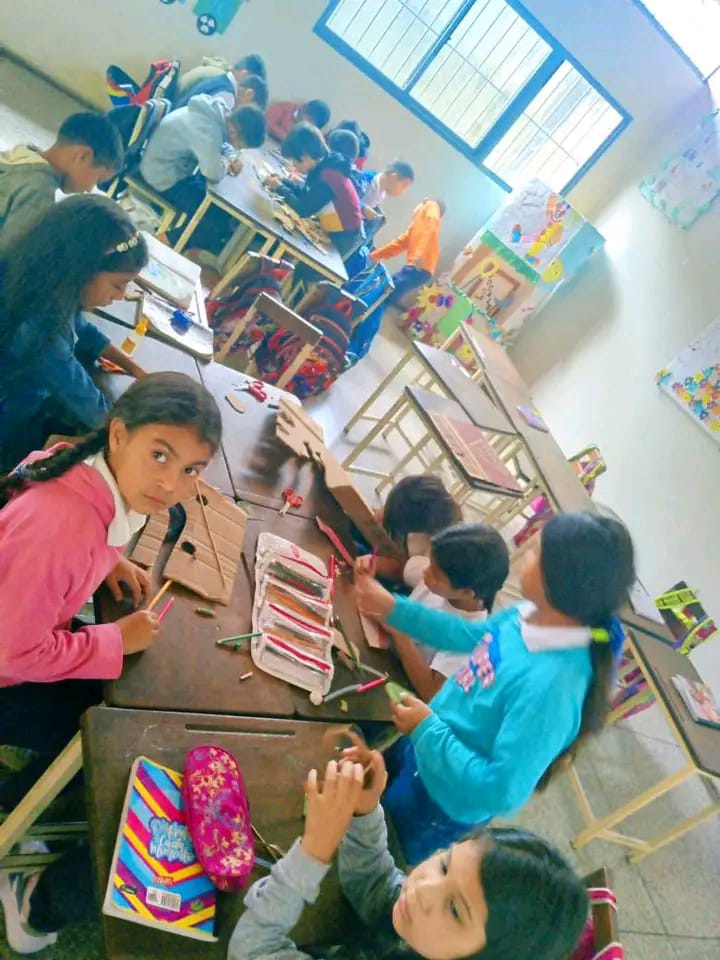 BrigadasCHCH's tweet photo. ¡Robótica educativa!
Charla sobre la robótica a los niños y niñas de la U.E. Maura Rosario de Azocar  culminó con la elaboración  de un robot con material reciclado. Por el Facilitador Vicente Castillo del Guacharo. Municipio Caripe.
@Gabrielasjr 
@LaRosaInfoVE https://t.co/9yHg3f5PvR