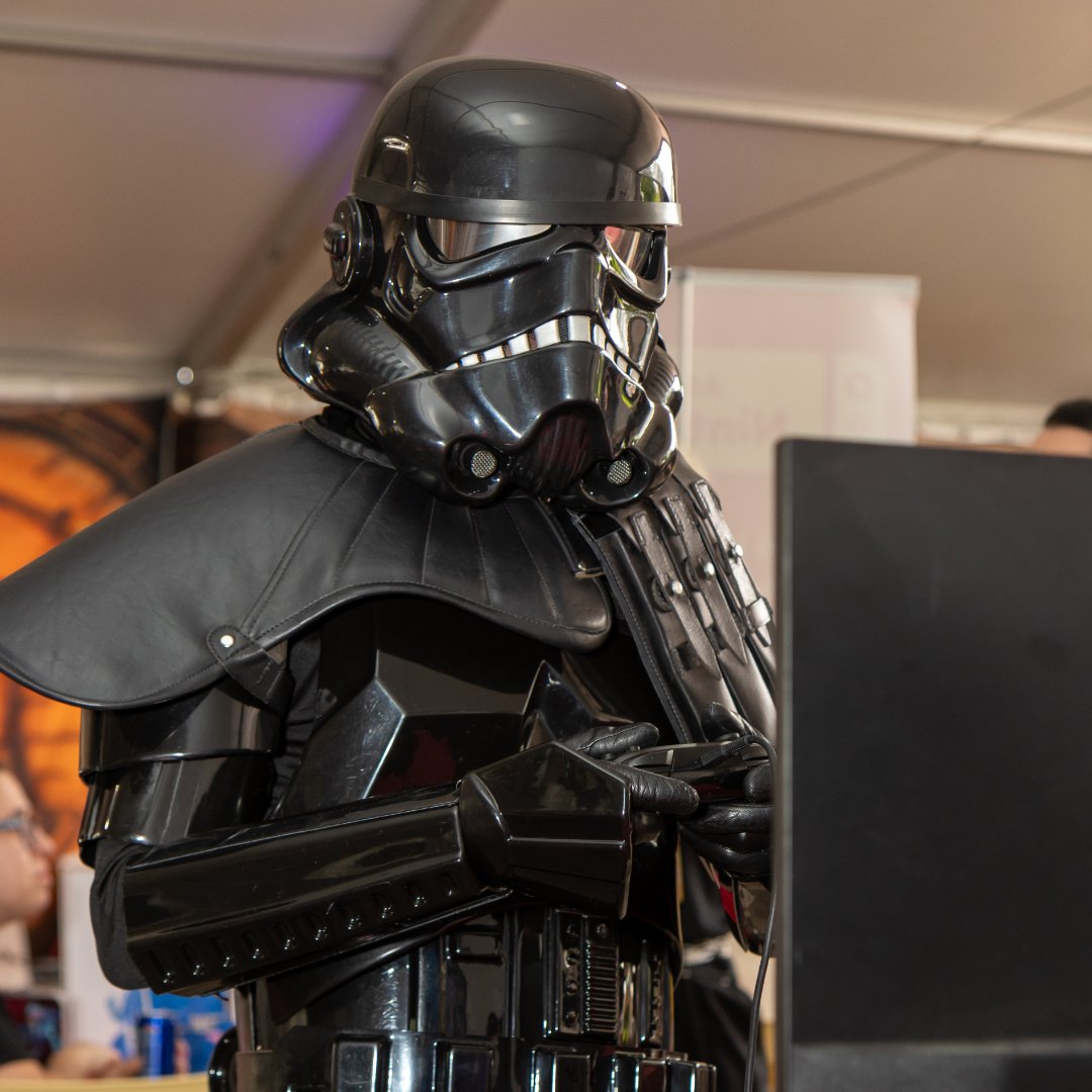 501stSpecOps's tweet photo. This is how the #DarkReapers Search N Destroy team members taking a break between two missions:
- Level upping their skills! 😜
TX-8084 of the @501italica
#501stLegion #Shadowtrooper #SearchnDestroy #SwiftSilentRelentless #501st #501stItallicaGarrison #DarkReapers https://t.co/T25ADZpJwN