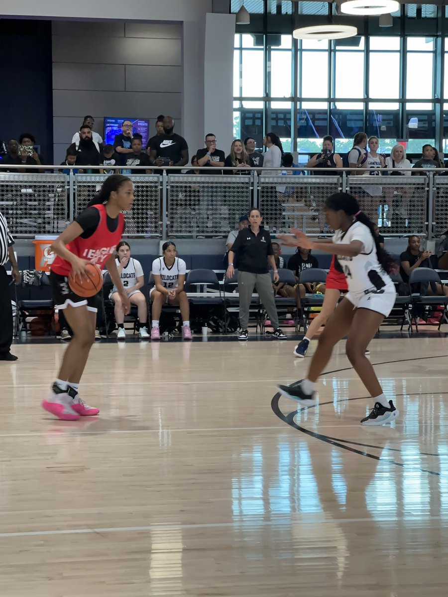 🚨Day 2 #TABCShowcase🚨

If you don’t believe, come watch. <a href="/Libbylee04/">Elizabeth Lee</a> arguably the Top 2027 in TX is hoopin!

Back 2 back, drove to the hole tough finish. Then offensive board gets to her, dribbles past defender &amp; pops the mid-range FT jumper 🔥 #ACHGBB <a href="/Jewlzonthemic/">Jewlz💎</a>
