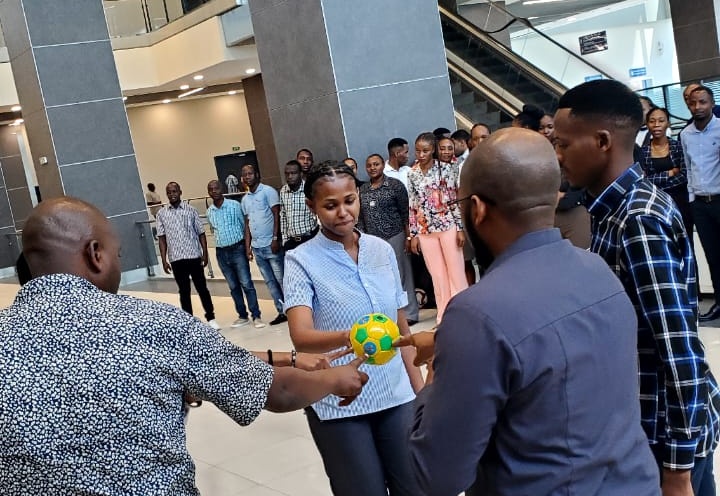 Kila hatua upigayo Kuna mahala inakusogeza. Jiulize,Je inakusogeza SHIMONI au kuelekea MAFANIKIO?  Hautoona utofauti wowote kama bado upo KUNDI la kuendeshwa na MATAMANIO na MIHEMKO.#jiwahassan