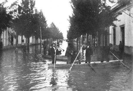 sobreriesgos_'s tweet photo. En 1905 (hace 119 años) ocurrió la más grande #inundación de #SantaFe (#Argentina) por la crecida histórica del río Salado y el #Paraná , que alcanzaron una elevación de 7,8m con un caudal máximo de 50.000m3/seg. #desastreshistóricos. Fotos: Archivo Intermedio Prov. de Santa Fe. https://t.co/aSlo3xaRzW