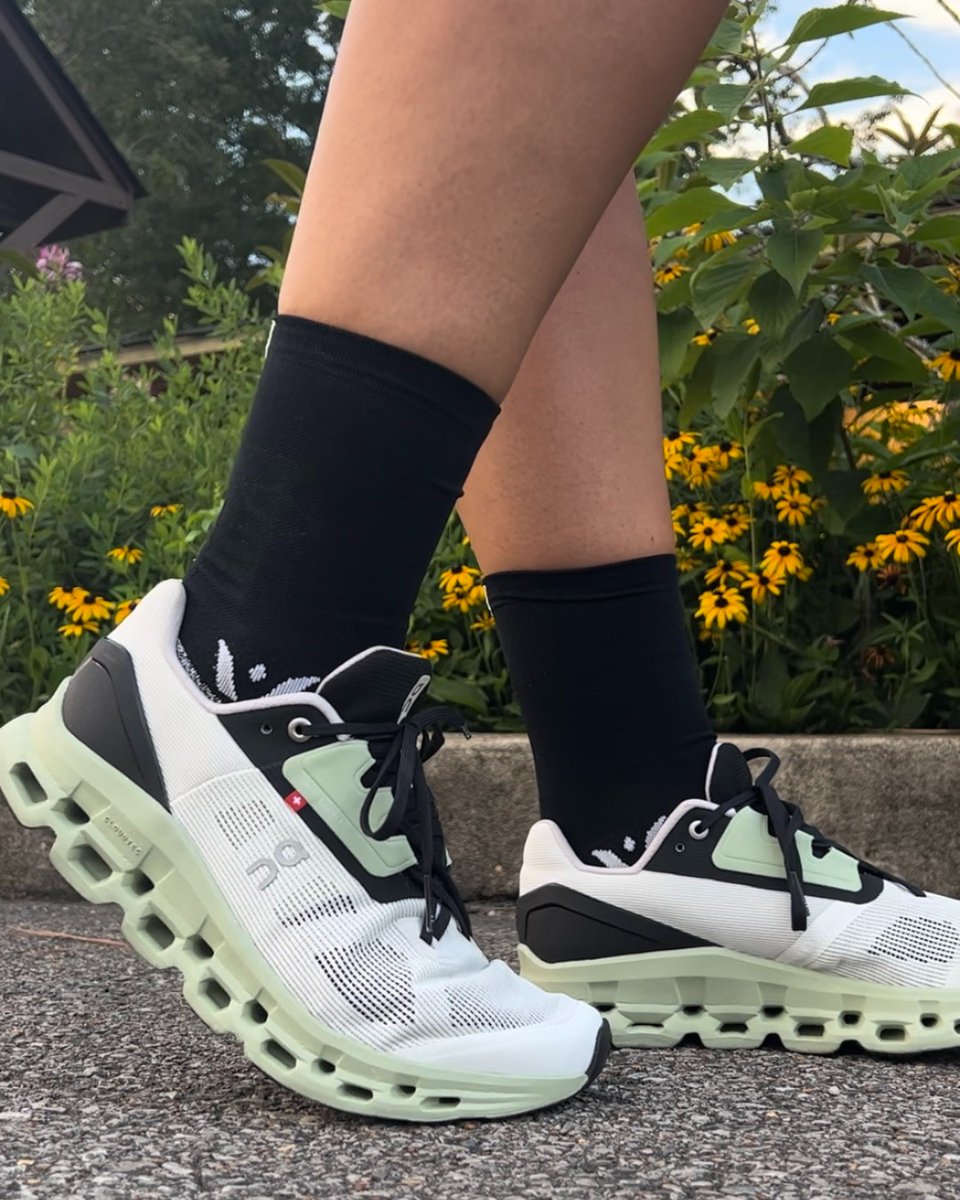 swiftwick's tweet image. Packed with top-tier moisture-wicking fibers, AnkleLock™ Technology for superior ankle stability, and GripDry™ Fiber to minimize movement and slipping in your shoes.

Elevate your performance with the Flite XT sock.

📸 @danidellarco @shoot_with_ant
