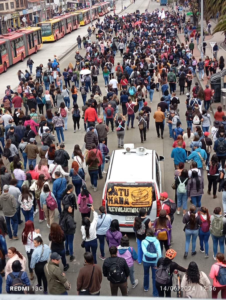 fecode's tweet photo. La masiva movilización del magisterio de @adebogota desde la IED Enrique Olaya a la Avenida 1 de mayo en este gran Paro Nacional Permanente en contra de las enmiendas al proyecto de ley estatutaria de educación. #ParoNacionalPorLaEducación https://t.co/hD8TjgrFKH