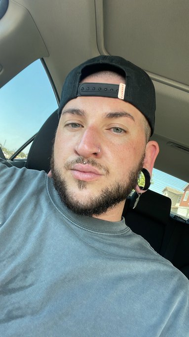 happy friday! ☀️🌴 https://t.co/YxyHaTJoYp