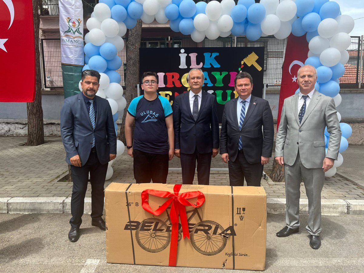 Ali_Partal's tweet photo. Osmangazi Belediye Başkanı Erkan AYDIN ile birlikte, Abdülhalim Altınoluk Uludağ Ortaokulunun “İlk Fırçayı Sen Vur” etkinliğine katıldık. Etkinliğe katılan öğretmen ve öğrencilerimizi kutluyorum. https://t.co/LNlHcdd0SY