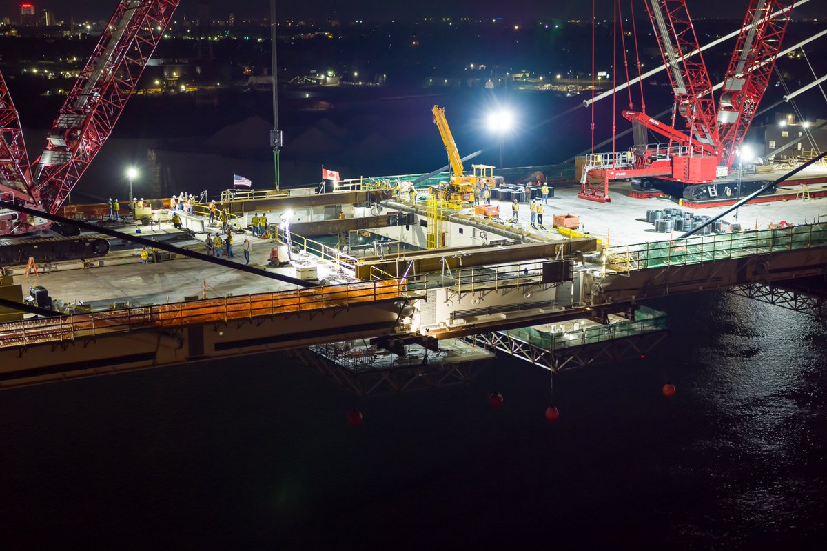 GordieHoweBrg's tweet image. 📷 A historic morning as ironworkers and operating engineers in Canada and the US completed the installation of the final two edge girders for the #GordieHoweBridge deck. 🇨🇦 🇺🇸